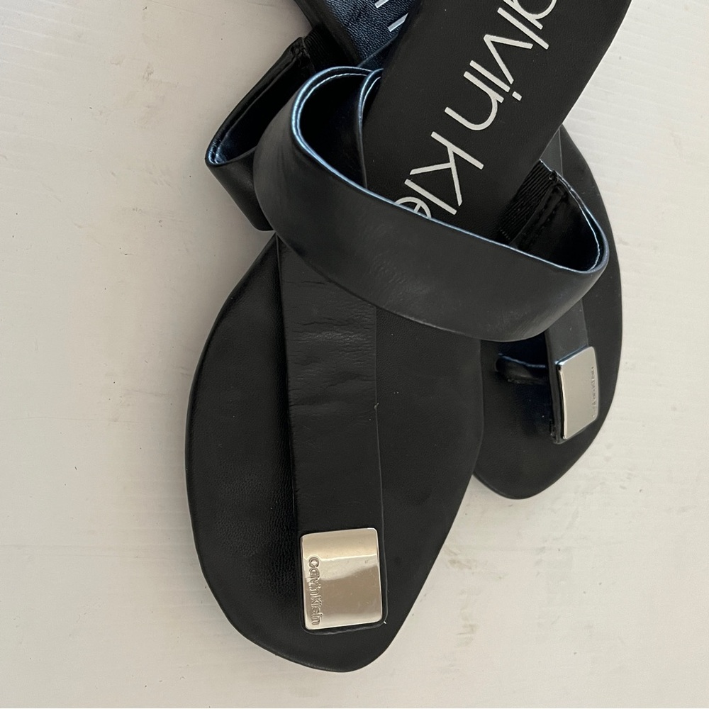 Calvin Klein Saurin Black Asymmetrical Open Toe CK Logo Plate Sandal 7.5 - Picture 6 of 12